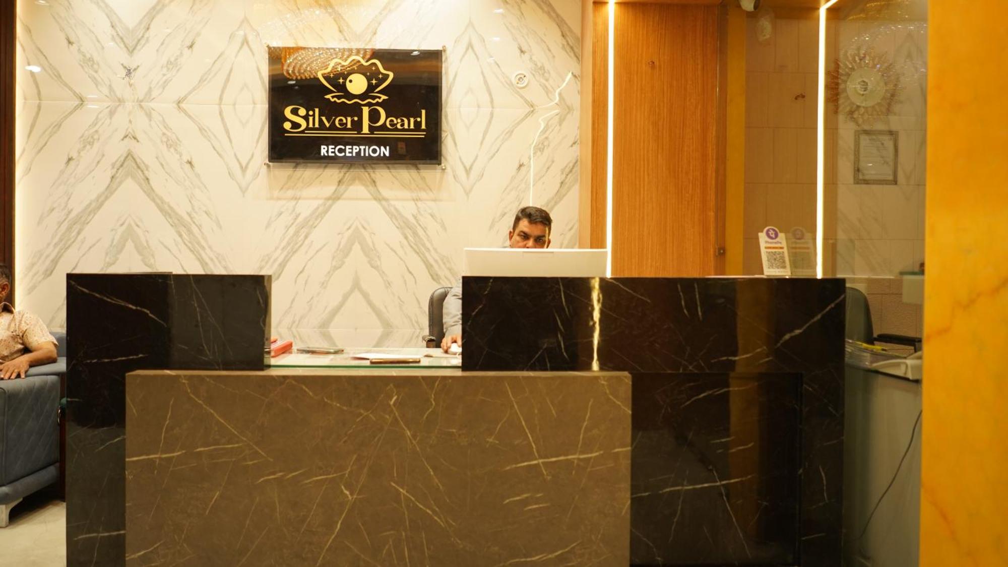 Hotel Silver Pearl Alīgarh Exteriör bild