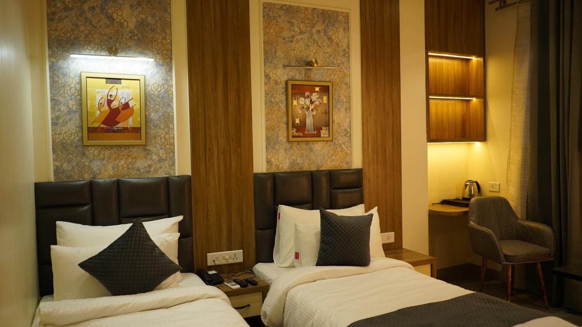 Hotel Silver Pearl Alīgarh Exteriör bild